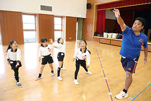 体操教室　ー ボール投げ ー　ばら