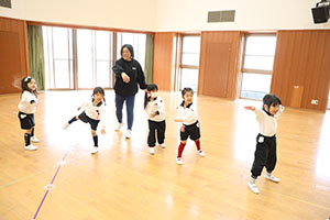 体操教室　ー ボール投げ ー　ばら