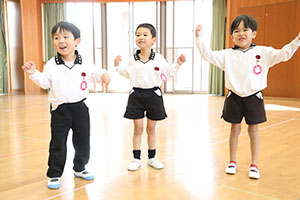 体操教室　ー ボール投げ ー　ばら