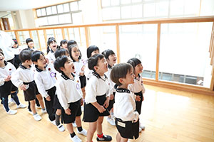 体操教室　ー ボール 投げー　すみれ