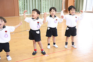 体操教室　ー ボール 投げー　すみれ