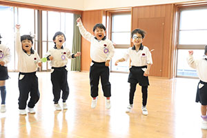 体操教室　ー ボール 投げー　すみれ