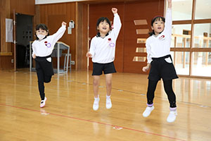 体操教室　ー ボール 投げー　すみれ