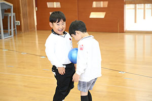 体操教室　ー ボール 投げー　すみれ