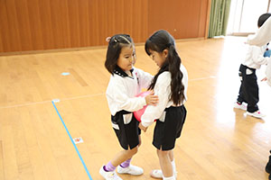 体操教室　ー ボール 投げー　すみれ