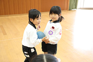 体操教室　ー ボール 投げー　すみれ