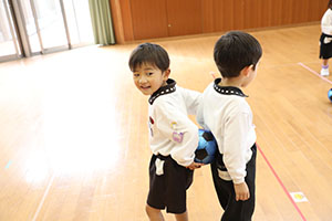 体操教室　ー ボール 投げー　すみれ