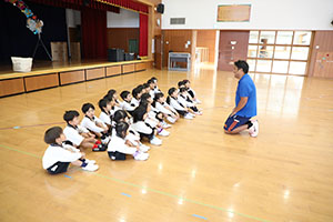 体操教室　ー ボール 投げー　すみれ