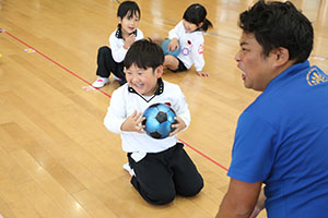 体操教室　ー ボール 投げー　すみれ