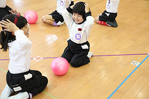 体操教室　ー ボール 投げー　すみれ