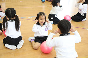 体操教室　ー ボール 投げー　すみれ