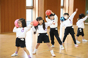 体操教室　ー ボール 投げー　すみれ