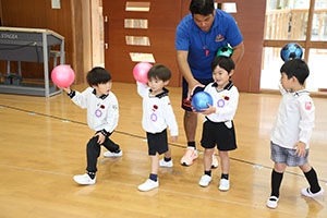 体操教室　ー ボール 投げー　すみれ