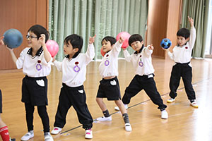 体操教室　ー ボール 投げー　すみれ