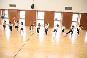 体操教室　ー ボール 投げー　すみれ