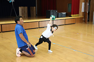 体操教室　ー ボール 投げー　すみれ