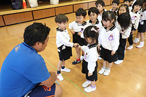 体操教室　ー ボール 投げー　すみれ