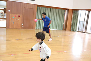 体操教室　ー ボール 投げー　すみれ