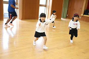 体操教室　ー ボール 投げー　すみれ