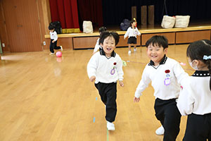 体操教室　ー ボール 投げー　すみれ