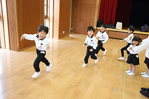 体操教室　ー ボール 投げー　すみれ