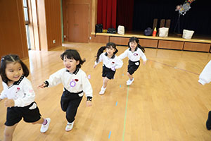 体操教室　ー ボール 投げー　すみれ