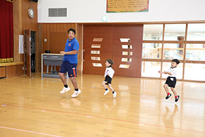 体操教室　ー ボール 投げー　すみれ