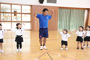 体操教室　ー ボール 投げー　すみれ