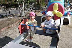 園庭遊び　年中Bチーム・2歳児クラス　NO．2