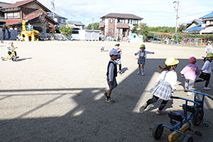園庭遊び　年中Bチーム・2歳児クラス　NO．1