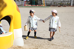 園庭遊び　年中Bチーム・2歳児クラス　NO．1