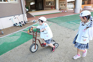 園庭遊び　年中Bチーム・2歳児クラス　NO．1
