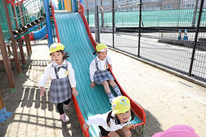 園庭遊び　年中Bチーム・2歳児クラス　NO．1