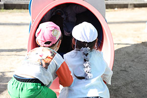 園庭遊び　年中Bチーム・2歳児クラス　NO．1