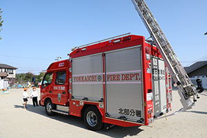 消防車の絵を描きました　E