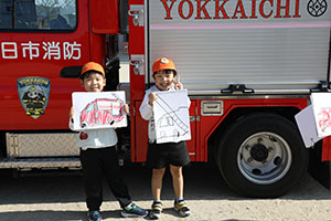 消防車の絵を描きました　E