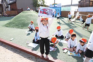 消防車の絵を描きました　E