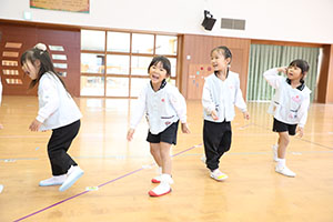 体操教室　ーボール投げー　たんぽぽ