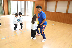 体操教室　ーボール投げー　たんぽぽ