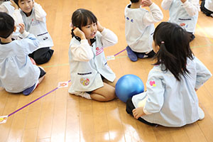 体操教室　ーボール投げー　たんぽぽ