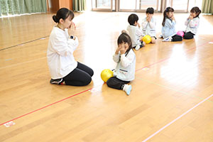 体操教室　ーボール投げー　たんぽぽ