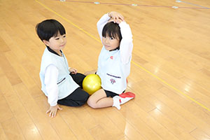 体操教室　ーボール投げー　たんぽぽ