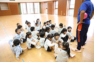 体操教室　ーボール投げー　たんぽぽ