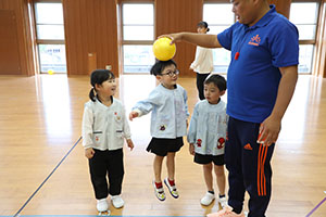 体操教室　ーボール投げー　たんぽぽ