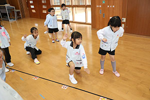 体操教室　ーボール投げー　たんぽぽ