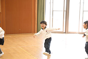 体操教室　ーボール投げー　ひまわり