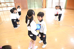 体操教室　ーボール投げー　ひまわり