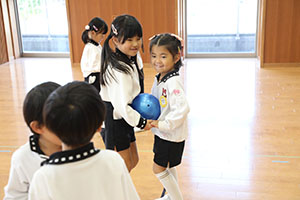 体操教室　ーボール投げー　ひまわり