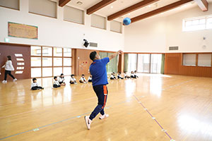 体操教室　ーボール投げー　ひまわり