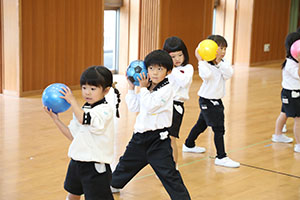 体操教室　ーボール投げー　ひまわり
